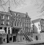 845410 Gezicht op de voorgevel van de huizen Oudegracht 279 (rechts van het midden)- 281 te Utrecht; rechts de ingang ...